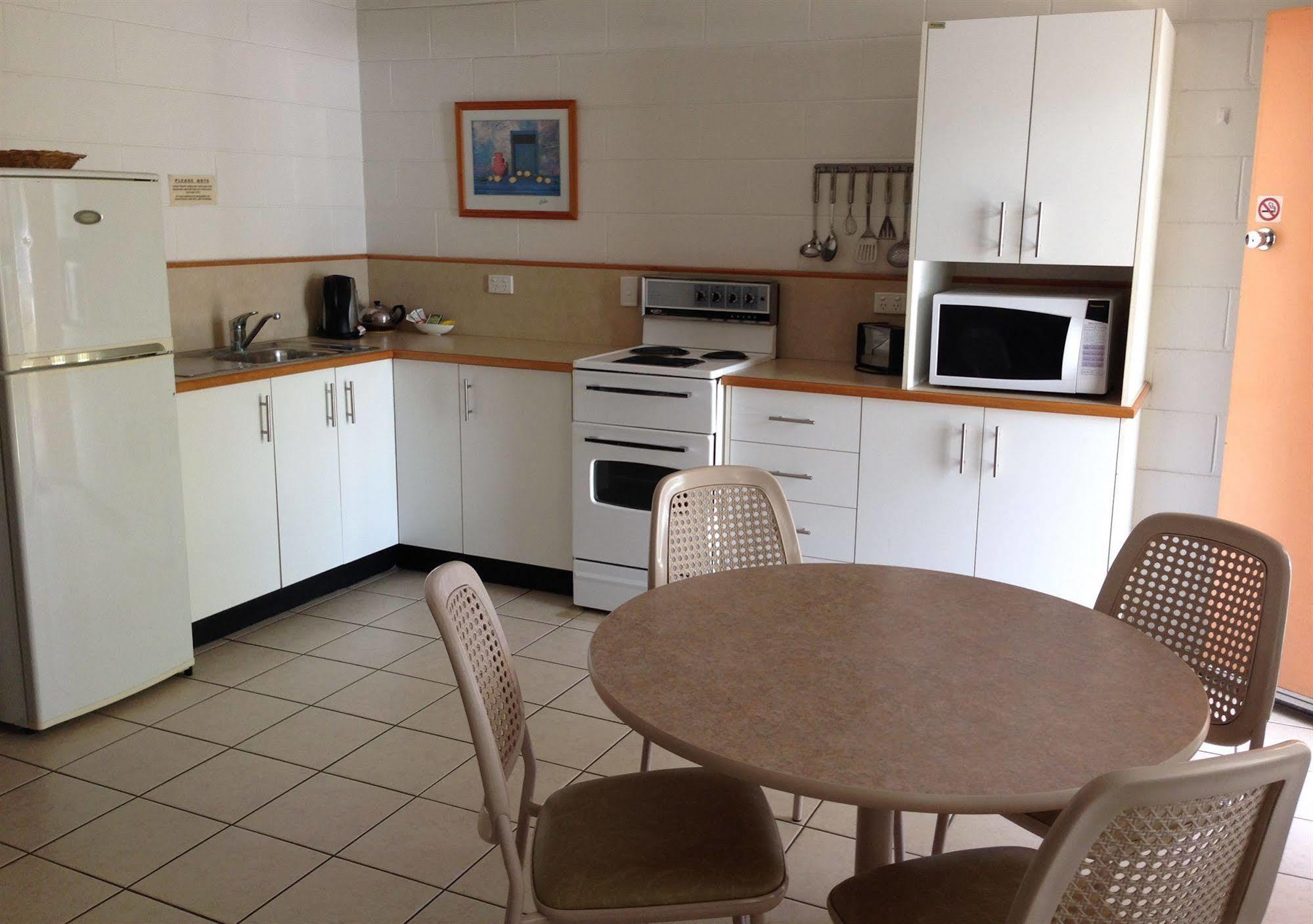 Palm View Holiday Apartments Bowen Exterior foto